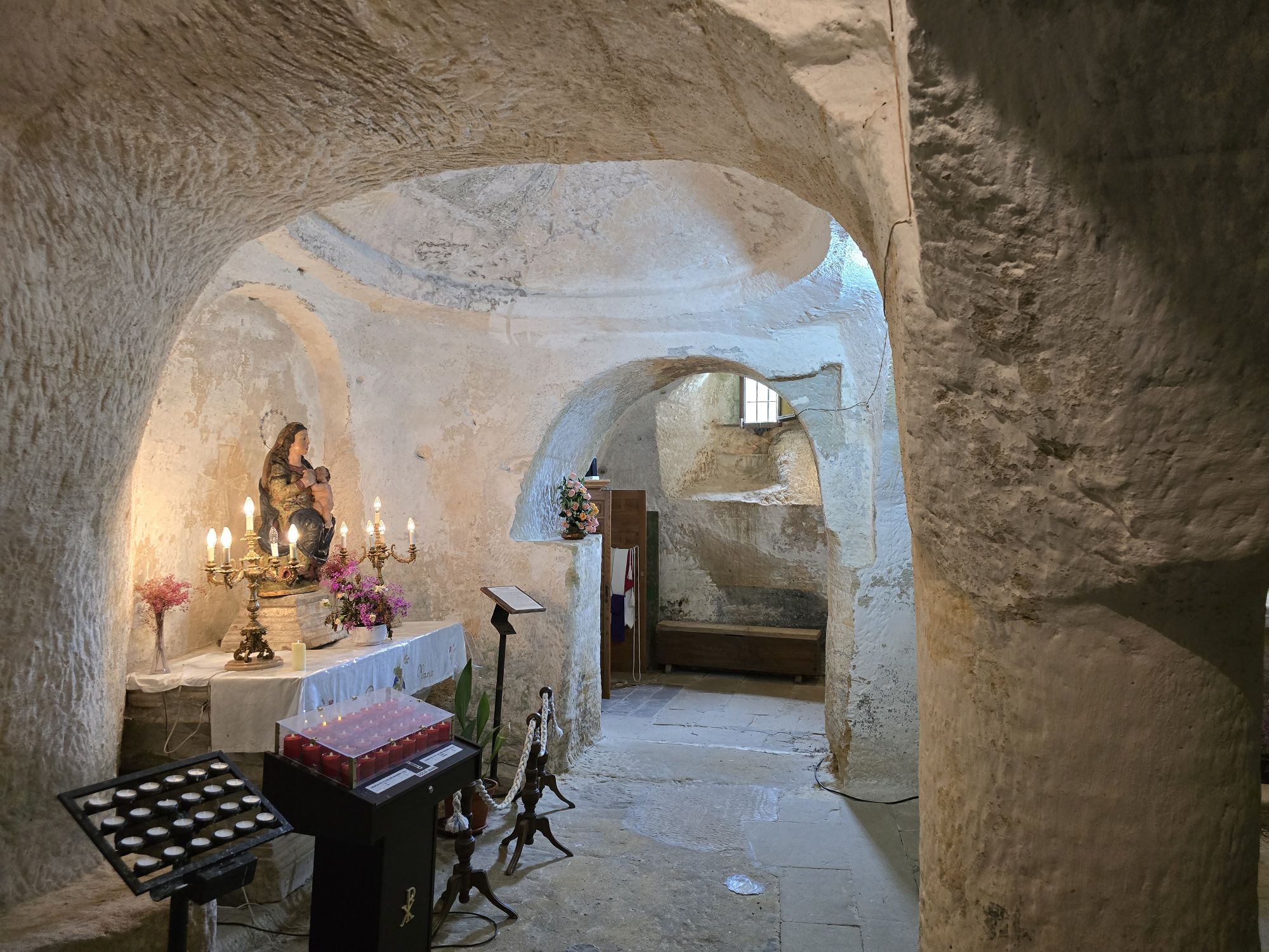 Iglesia rupestre Santa María de Valverde. Valderredible. Cantabria.